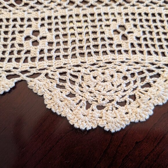 Handmade crochet tablecloth with scalloped edge - Picture 5 of 5